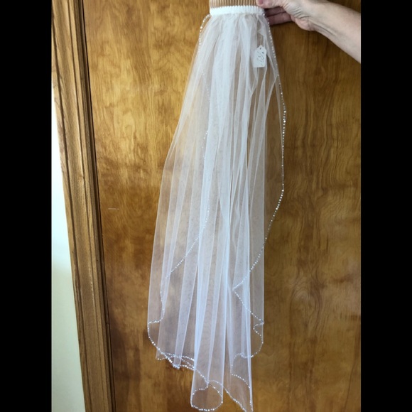 Wedding gown, hair piece & veil - Picture 3 of 7